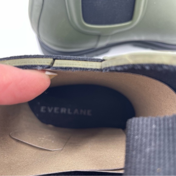 NEW Everlane Surplus Army Green Black Chelsea Rain Boot in Size 6 - Picture 11 of 11